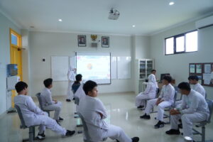 Potret salah satu siswi sedang mempresentasikan project karya ilmiahnya di depan siswa lainnya (Foto/Humas GIS 3 Jogja)