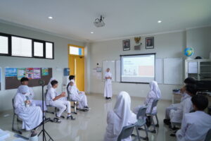 Potret salah satu siswi sedang mempresentasikan project karya ilmiahnya di depan siswa lainnya (Foto/Humas GIS 3 Jogja)