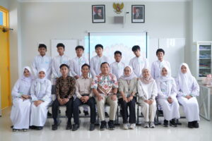 Foto bersama siswa dan guru setelah seluruh presentasi Karya Ilmiah siswa selesai (Humas GIS 3 Jogja)