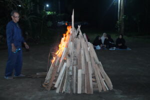Momen api unggun dalam rangkaian kegiatan LDKS siswa-siswi JHS GIS 3 Jogja (Dokumentasi oleh Tim Humas GIS 3 Jogja)