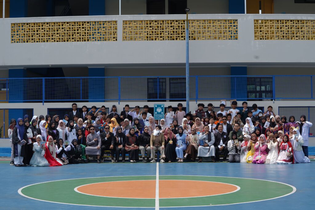 Siswa-siswi kelas 2 Primary GIS 3 Jogja dengan kostum-kostum pada kegiatan Book Parade 2025