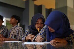 Siswa JHS GIS 3 Jogja tampak serius mencatat informasi dari koleksi Museum Ranggawarsita