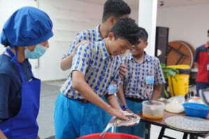 Momen keseruan siswa JHS GIS 3 Jogja saat praktik mengolah bandeng