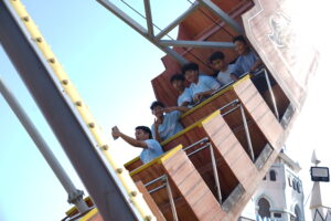 Keceriaan siswa JHS GIS 3 Jogja saat menaiki wahana kora-kora di New Celosia