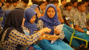 Potret siswa GIS 3 Jogja sedang mempelajari bahan-bahan herbal Indonesia