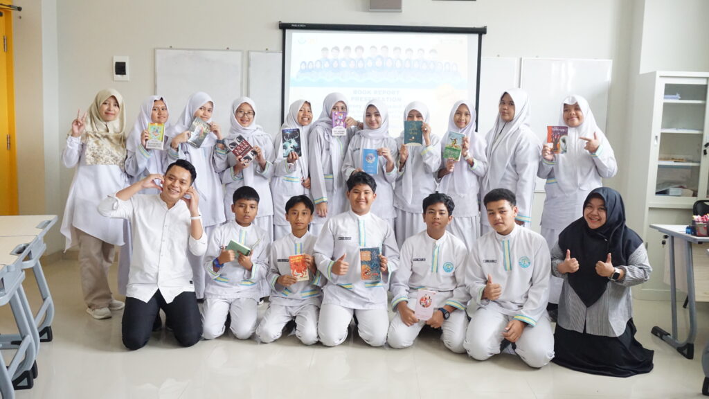 Potret keceriaan siswa-siswi kelas 8 pada kegiatan Book Report 2025