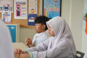 Siswa tampak sedang berdoa sebelum presentasi karya ilmiah dimulai