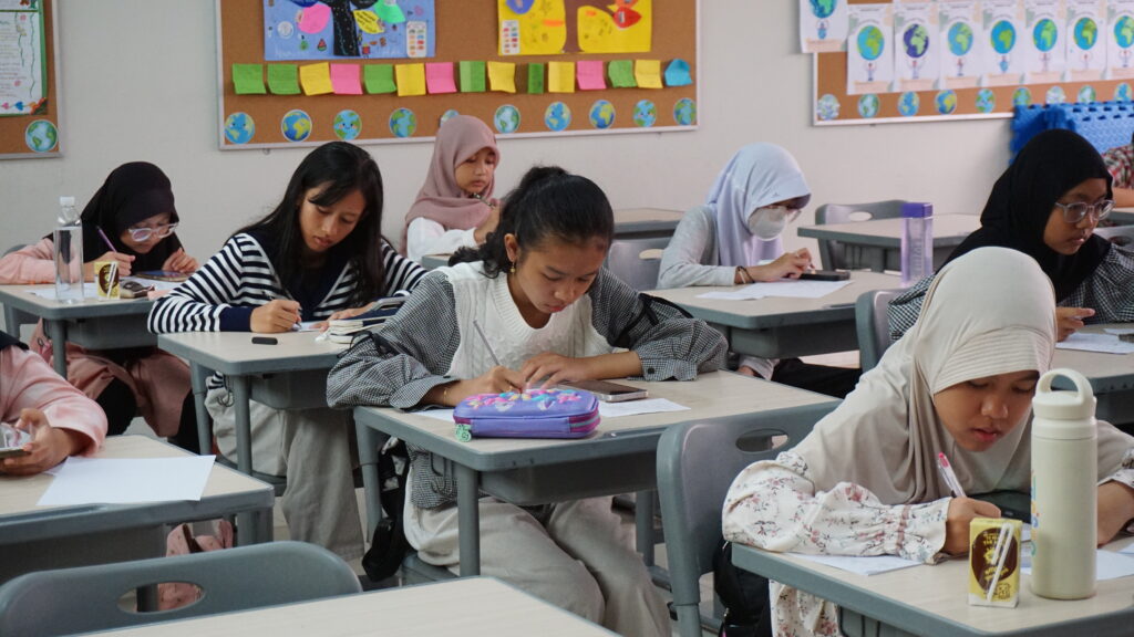 Raut wajah serius siswa saat mengerjakan try out GIS CUP 2025