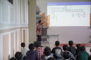 Peserta GIS CUP 2025 sedang menyimak pembahasan soal