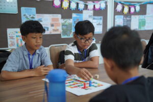 Potret peserta trial class tengah bermain board game saat sesi Math
