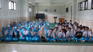 Siswa JHS GIS 3 Jogja bersama Kak Dwi, narasumber life skill training