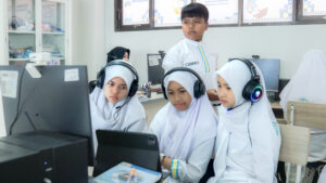 Raut wajah serius terpancar dari wajah siswa ketika sedang mengikuti Colloquium Sister School