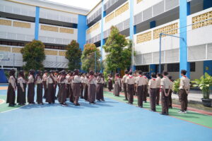 Siswa-siswi berbaris rapi dan tertib di lapangan untuk mengikuti kegiatan pramuka