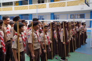 Potret siswa-siswi sedang berbaris rapi ketika mengikuti kegiatan pramuka