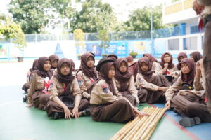 Momen keseriusan siswa-siswi ketika menyimak penjelasan dari pembina pramuka