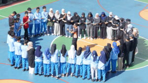 Kegiatan di lapangan ketika siswa dan orang tua diberi tantangan untuk meluruskan gandengan tangannya