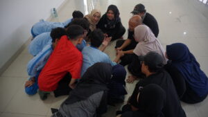 Kelompok 1 sedang berdiskusi menyusun strategi game