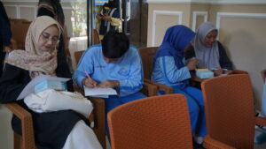 Orang tua dan siswa duduk berdampingan selama kegiatan AMT berlangsung