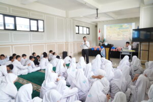 Siswa-siswi JHS GIS 3 Jogja menyimak materi yang diberikan oleh Mr. Amru dengan saksama