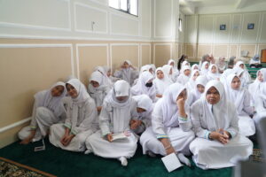 Momen keceriaan para siswa putri ketika mengikuti Tarhib Ramadan
