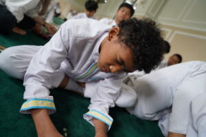 Seorang siswa tampak serius menulis goals dan harapan di Daun Harapan