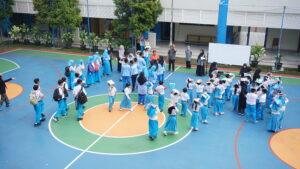 Siswa-siswi mulai memenuhi lapangan untuk simulasi evakuasi