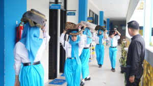 Sembari melindungi kepala dengan tas, siswa berjalan menuju lapangan