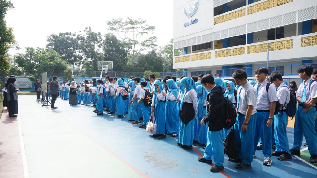 Siswa berkelompok di lapangan sembari mendengar penjelasan dari Mr. Syarif
