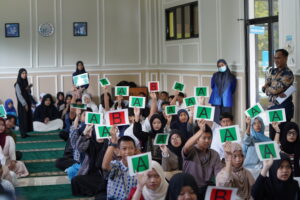 Momen keseruan siswa ketika lomba Knowledge Trivia