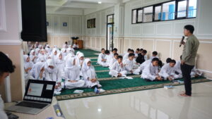 Potret ketika pemateri sedang memaparkan materi kepada siswa-siswi JHS