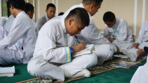 Potret seorang siswa sedang menulis dan menuangkan gagasannya dalam cerita