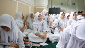 Siswa-siswi tampak menyimak penjelasan pemateri dengan penuh perhatian