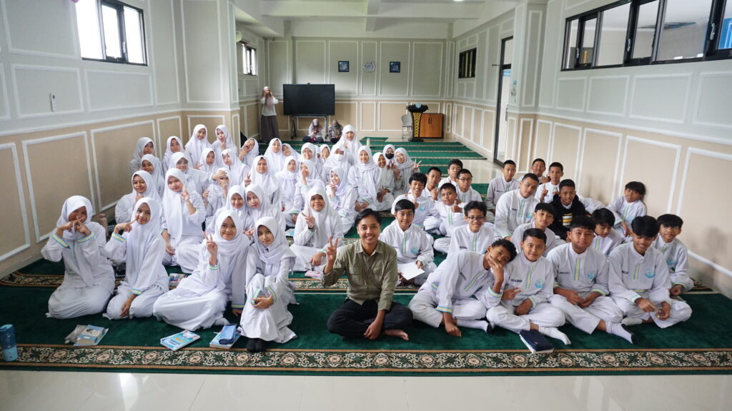 Siswa-siswi JHS GIS 3 Jogja berfoto bersama pemateri Kelas Menulis Cerpen