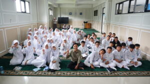 Siswa-siswi JHS GIS 3 Jogja berfoto bersama pemateri Kelas Menulis Cerpen