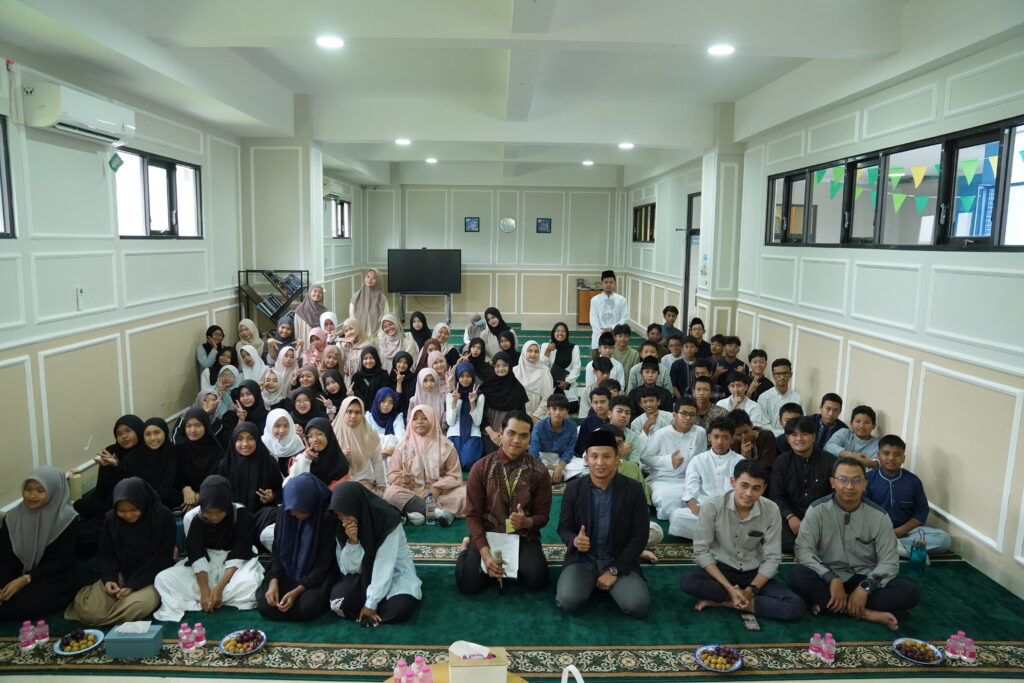 Para siswa berfoto bersama ustaz pengisi kegiatan Iftar Jama'i & Pesantren Ramadan JHS