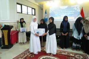 Momen ketika perwakilan siswa menyerahkan paket santunan kepada anak yatim