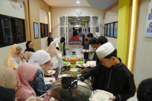 Siswa mengambil hidangan berbuka dengan tertib sesuai giliran