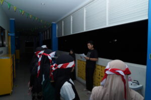 Dengan mata ditutup hasduk pramuka, siswa menghadapi pos dalam sesi muhasabah diri