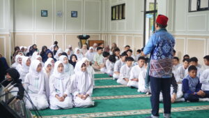 Siswa JHS GIS 3 Jogja tampak antusias menyimak penampilan Kak Awe dalam Kelas Mendongeng