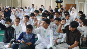 Momen ketika para siswa mengikuti instruksi Kak Awe untuk mengangkat tangan