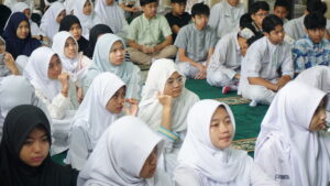 Wajah-wajah serius siswa ketika memerhatikan teknik ventriloquist yang dipraktikkan pemateri