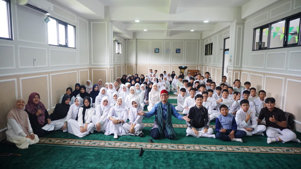 Siswa-siswi berfoto bersama Kak Awe sebelum menutup sesi Kelas Mendongeng