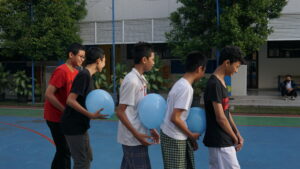 Lima orang siswa putra siap mengikuti sesi mini games dengan membawa properti balon