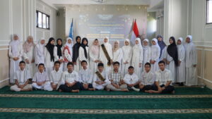 Siswa-siswi kelas 8 berfoto bersama sebelum kepulangan