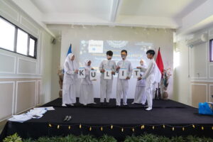 Potret keseruan siswa ketika bermain game bersama kelompoknya