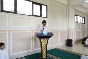 Seorang siswa berdiri di podium dan menyampaikan kultum sebelum salat Asar