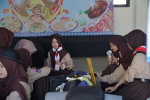 Siswa berkumpul bersama teman-teman satu regu untuk mengecek barang bawaan
