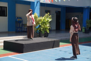 Pemimpin upacara sedang memberikan hormat kepada kepala sekolah selaku pembina upacara