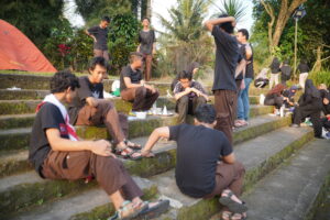 Di area perkemahan, setiap regu tampak kompak bekerja sama memasak untuk makan nantinya