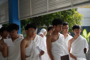 Berbalut baju ihram serba putih, siswa berbaris di selasar sebelum melaksanakan Manasik Haji